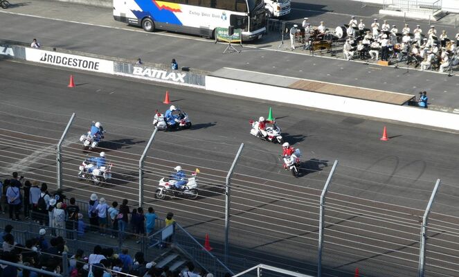 高度な操縦技術を披露して会場を沸かせた白バイ隊員のドリル走行