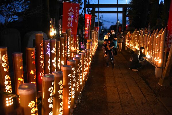 八雲神社の参道を照らす竹あかり