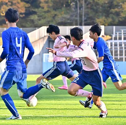延長前半、佐野日大のヒアゴン（左から２人目）がゴールを決める＝県グリーンスタジアム