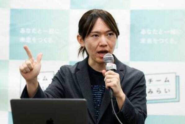 記者会見で衆院選の公約を説明するチームみらいの安野党首=22日午前、東京都港区