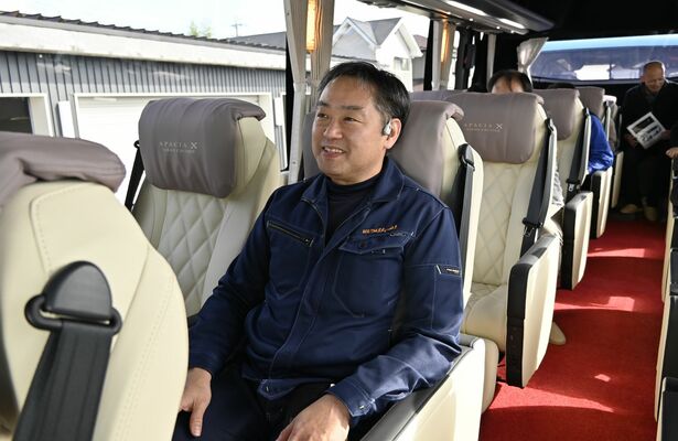 座り心地を体感する市民