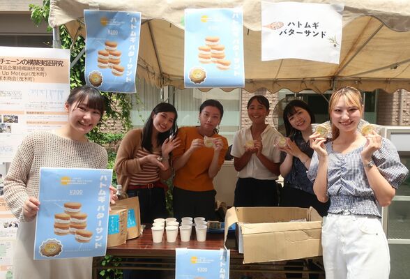「日大マルシェ」でバターサンドを販売した学生たち
