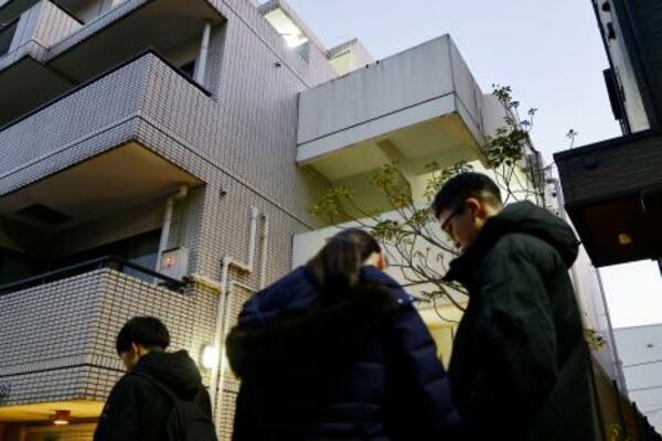 　「女性が刺された」と通報のあった東京都新宿区のマンション＝２９日午後４時５５分