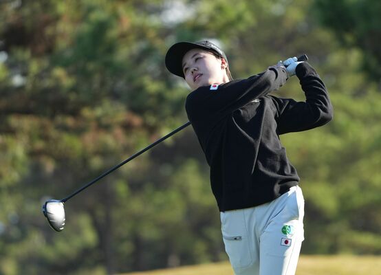 18番でティーショットを放つ辻＝若洲ゴルフリンクス