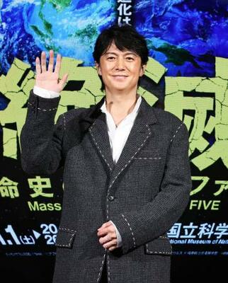発表会に登場した福山雅治=31日、東京都台東区