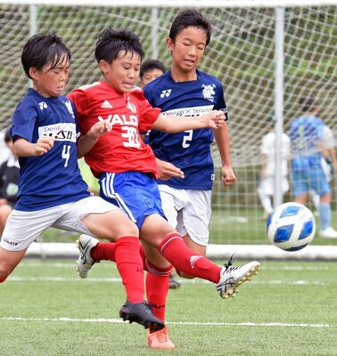 第１節　ＦＣ　ＶＡＬＯＮ－那須野ケ原ＦＣボンジボーラ戦　後半１２分、ＦＣ　ＶＡＬＯＮ・中村（左から２人目）が逆転のシュートを決める＝ＳＡＫＵＲＡグリーンフィールド