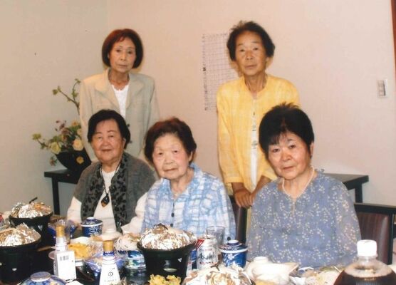 今年５月に久しぶりの食事会を開いた（前列左から）ツネ子さん、トシさん、カツ子さん、（後列左から）サカエさん、三枝子さん