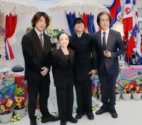 　森下洋子（中央左）と清水哲太郎（同右）ら＝東京都港区