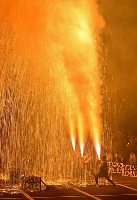 約５千人の来場者が見守った昨年の手筒花火