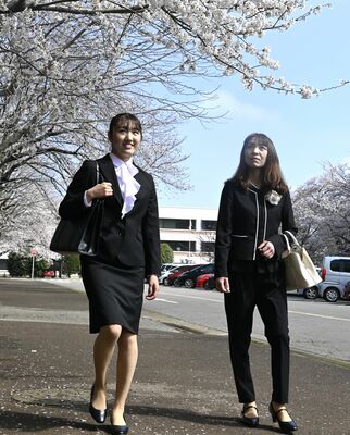 自治医大の入学式へ向かう篠崎さん（左）と美咲さん＝４日午前、下野市薬師寺