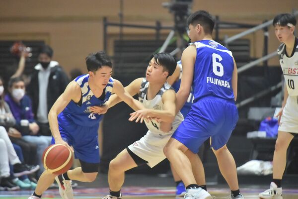 守備でプレッシャーをかけるブレックスＵ１８の藤井（左から２人目）
