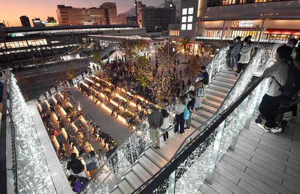 イルミネーションで彩られた「宮みらいライトヒル」＝５日午後５時５分、宇都宮市宮みらい