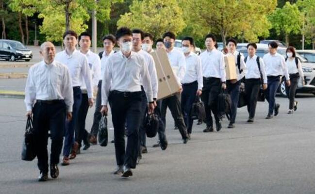 宮城県富谷市役所に家宅捜索に入る宮城県警の捜査員ら=10日午後