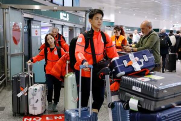 　イタリア・ミラノのマルペンサ空港に到着した三浦璃来（左）、木原龍一組＝３０日（共同）