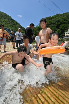 やなで水遊びを楽しむ子どもたち＝17日午前11時30分、茂木町大瀬