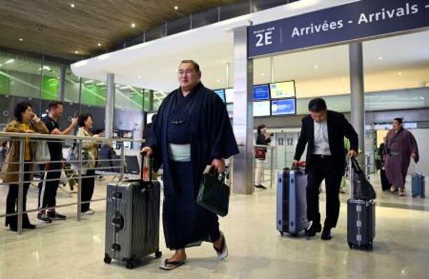 大相撲パリ公演に向け、フランスのシャルル・ドゴール空港に到着した横綱豊昇龍=9日、パリ近郊(共同)