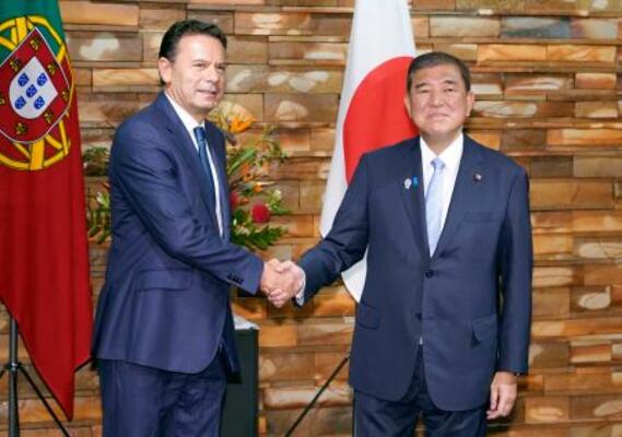 　握手する石破首相（右）とポルトガルのモンテネグロ首相＝１１日午前、首相官邸