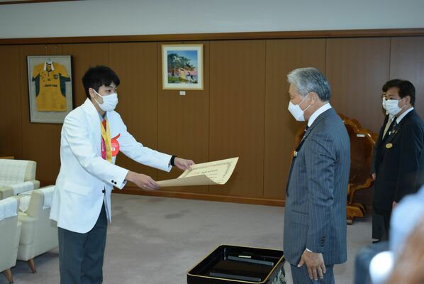 福田知事（右から２人目）から表彰状を受け取る海老原さん（左）＝８日午後、県庁