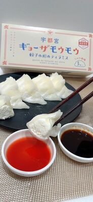 箸を使って食べるギョーザモウモウ（葵乃庄提供）