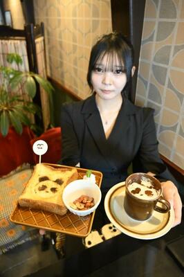 コラボメニューの「酒粕フレンチトースト」と「酒粕ラテ」をPRする高波さん