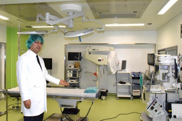 リプロダクションセンターの設備を紹介する鈴木センター長＝４日午前、壬生町北小林