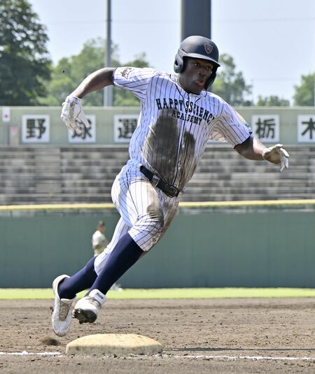 4回、幸福の二走・エミールが福里の適時打で三塁を回る=エイジェックスタジアム、永嶌理絵撮影