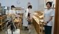 子連れ客が集う店内に立つ笠井さん（右）