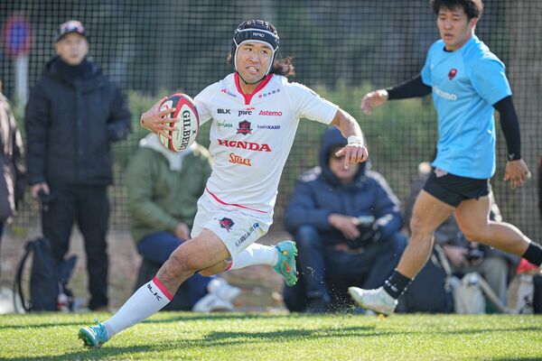 力強くボールを運ぶ国学院栃木出の渡辺