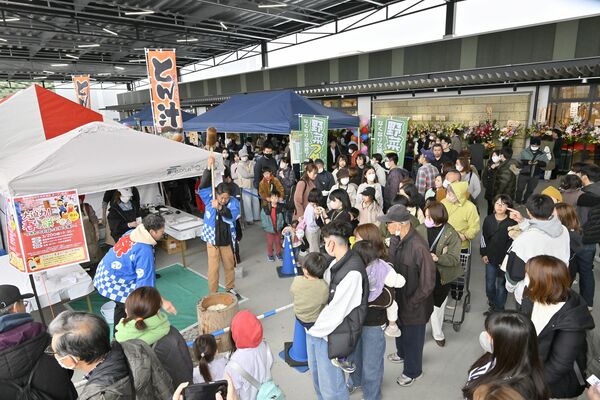 グランドオープン初日を迎え、多くの来場客でにぎわった「フレスポうつのみや市場」＝20日午前10時45分、宇都宮市簗瀬町