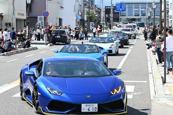 黒磯駅周辺をパレードするスーパーカー