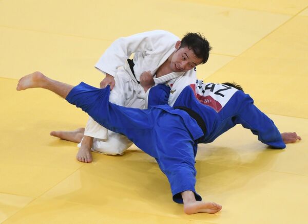 東京五輪柔道男子60キロ級準決勝で相手選手を攻める高藤直寿。金メダルを獲得した＝２０２１年７月24日、日本武道館、鈴木久崇撮影