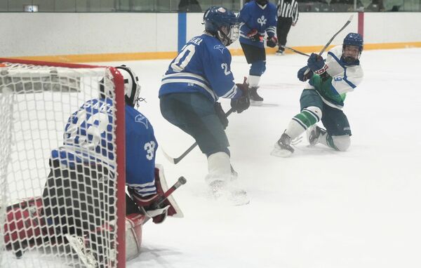 アイスホッケー少年１回戦　第３ピリオド13分20秒、本県の三浦（右）がゴールを決める＝テクノルアイスパーク八戸、橋本裕太撮影