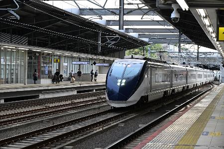 成田湯川駅を通過する特急スカイライナー