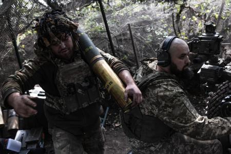 　ウクライナ東部ドネツク州で、砲弾を運ぶウクライナ兵士＝９日（ゲッティ＝共同）