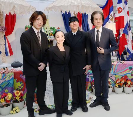 　森下洋子（中央左）と清水哲太郎（同右）ら＝東京都港区