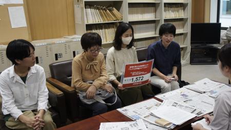 　彦根市の「ウィズ」存続を求める署名活動について記者会見する「ジェンダーを考える滋賀県民の会」の三待栞代表（右）ら＝同会提供
