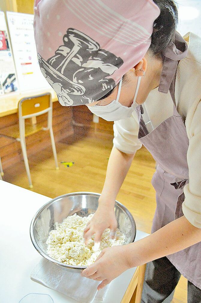 右手で「ネコの手」を作り、泡立て器のようにかき混ぜて生地をまとめていく