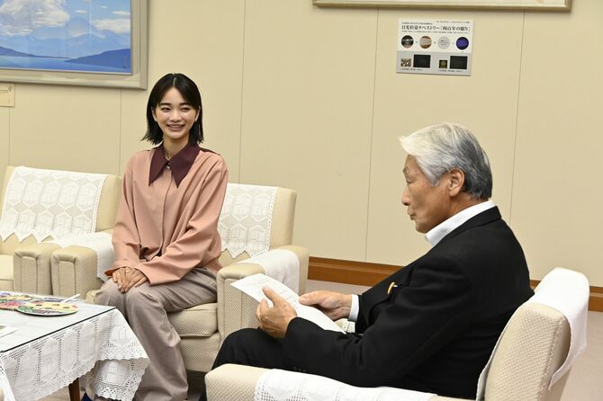 福田知事（右）と懇談する見上さん＝22日午後、栃木県庁