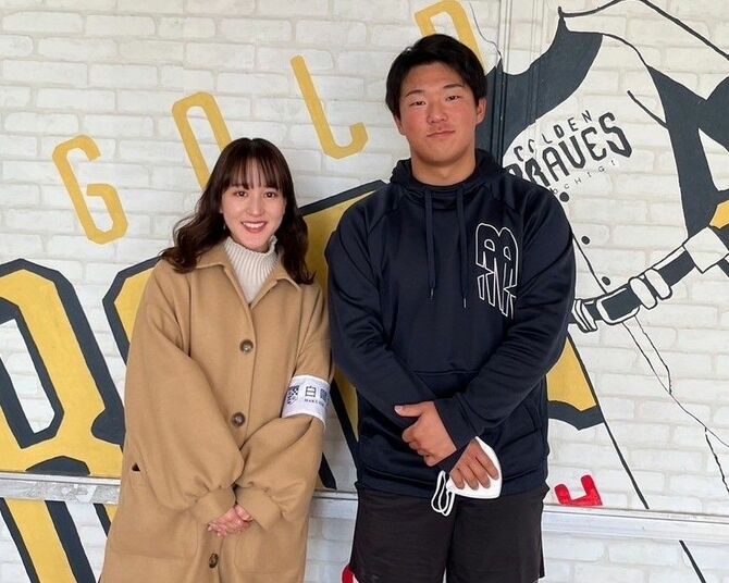 葭葉選手と同級生の粂川記者(左)
