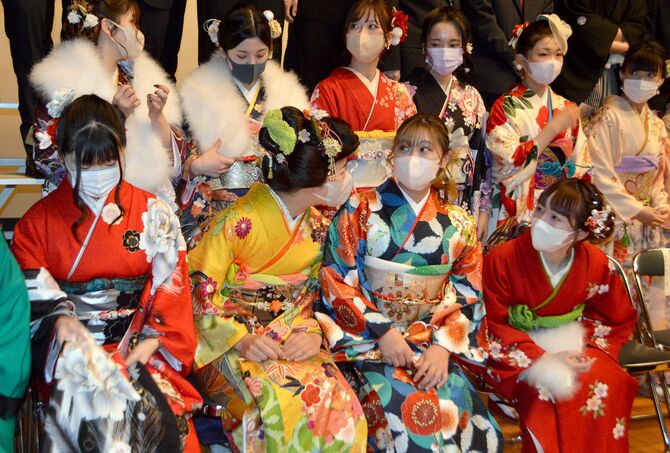 記念撮影を前に近況を報告し合う出席者