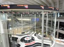 東証、午前終値５万６３５７円