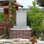 栃木出身の洋画家・刑部人を顕彰　記念碑、故郷に引っ越し　親族所有地で公開