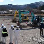 高校生が砂防工事体験　日光で現場研修会　「バックホー」に搭乗操作
