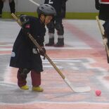 長ぐつで熱戦　４年ぶり、アイスホッケー大会　110人が氷上で競い合う
