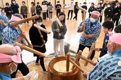 福原餅つき唄で 児童たちと交流