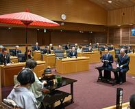 厳かに議場で茶の湯