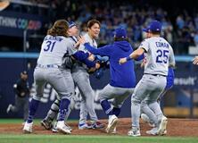 ドジャース、山本中心に歓喜の輪