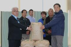 自慢の新米寄贈「給食で堪能を」