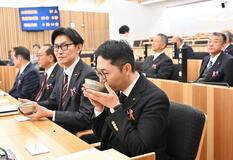 市議ら議場でお点前堪能