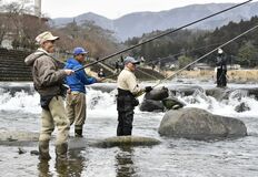 釣り人550人、さおの感触楽しむ　塩原温泉・箒川で渓流釣り解禁　那須塩原